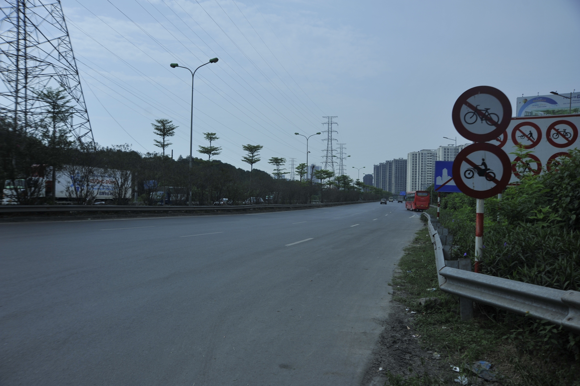 đã có biển cấm các phương tiện mô tô, xe máy, xe thô sơ và chỉ dành cho các phương tiện ô tô đã có biển cấm các phương tiện mô tô, xe máy, xe thô sơ và chỉ dành cho các phương tiện ô tô