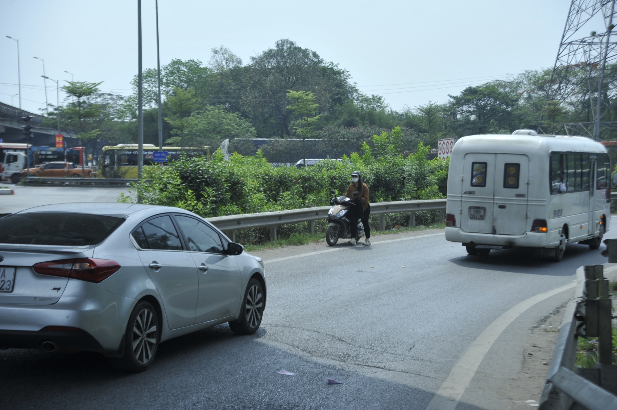 Một cô gái đã phải dắt bộ đi ngược chiều quay lại Một cô gái đã phải dắt bộ đi ngược chiều quay lại