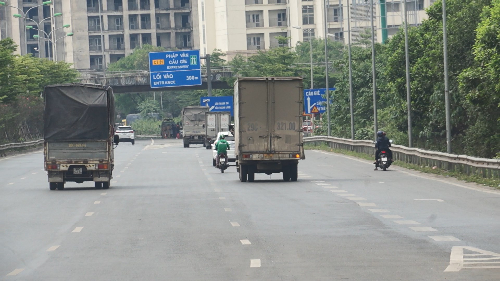 Nhiều người điều khiển xe máy đi vào cao tốc Pháp Vân - Cầu Giẽ Nhiều người điều khiển xe máy đi vào cao tốc Pháp Vân - Cầu Giẽ