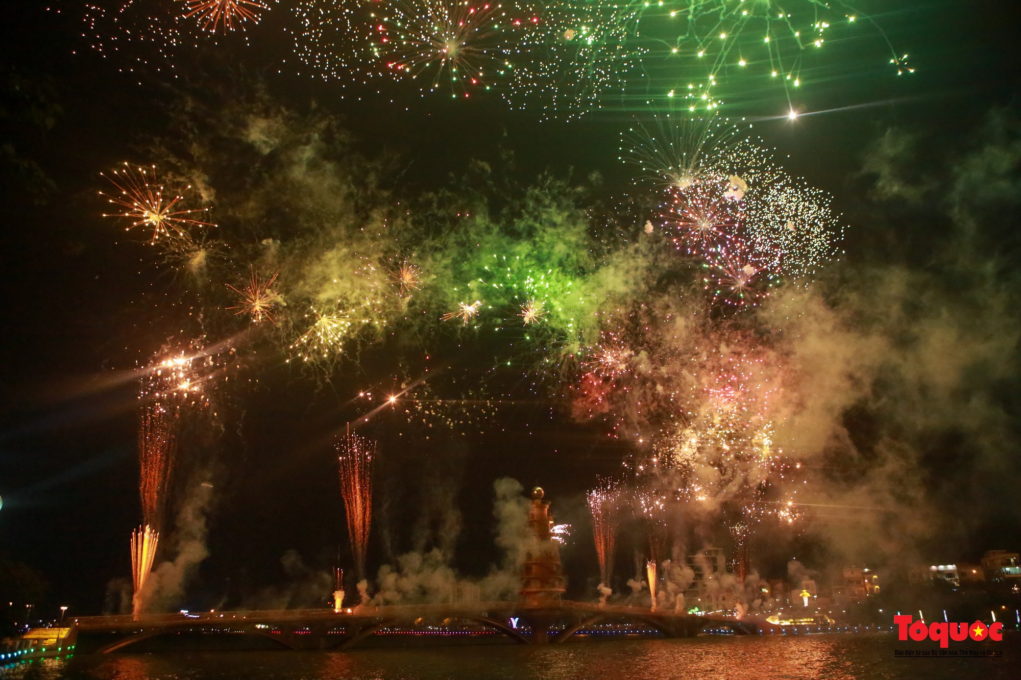 "Biển người" đổ về công viên Văn Lang xem pháo hoa giỗ Tổ Hùng Vương - Ảnh 12.