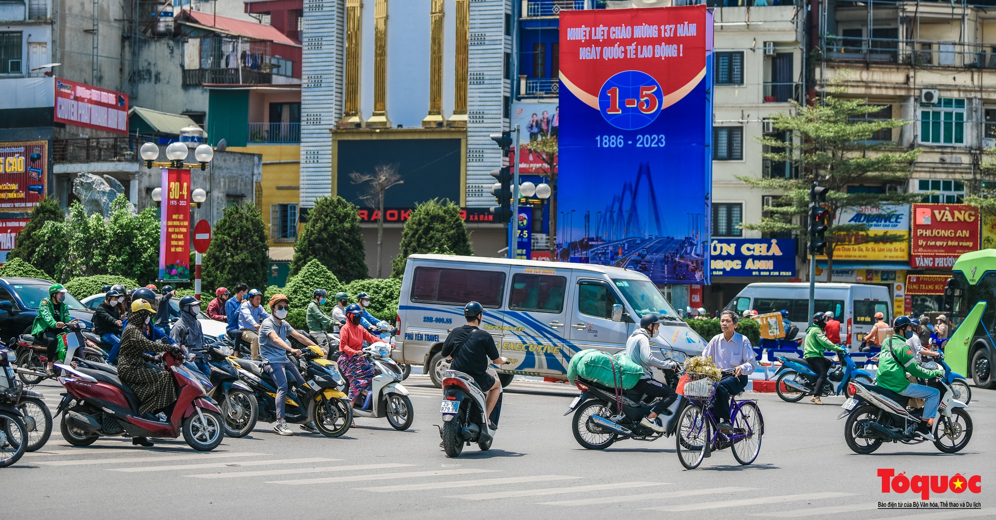 Đường phố Hà Nội rực rỡ cờ hoa, chào mừng lễ 30/4 và 1/5 - Ảnh 10.
