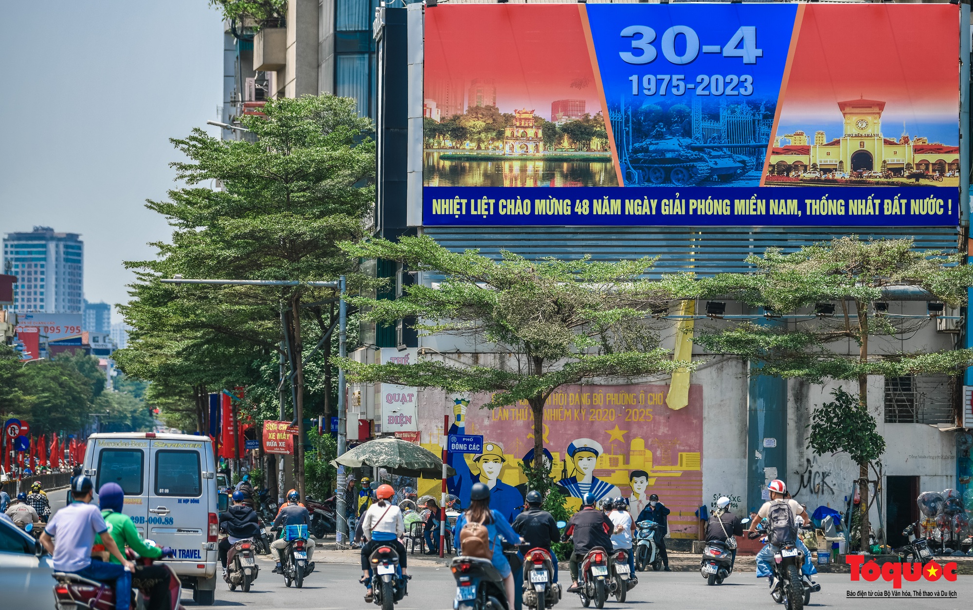 Đường phố Hà Nội rực rỡ cờ hoa, chào mừng lễ 30/4 và 1/5 - Ảnh 4.