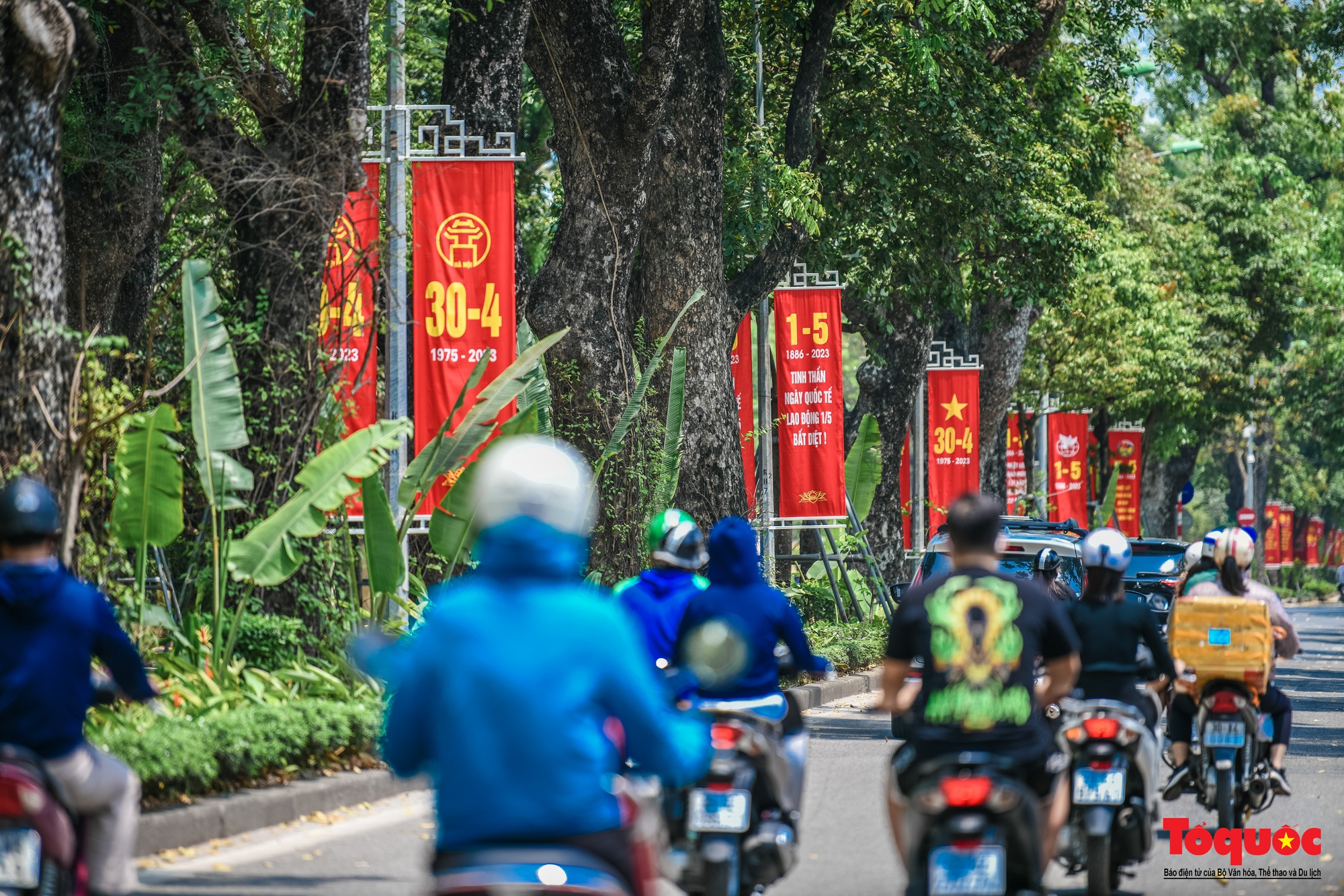 Đường phố Hà Nội rực rỡ cờ hoa, chào mừng lễ 30/4 và 1/5 - Ảnh 3.