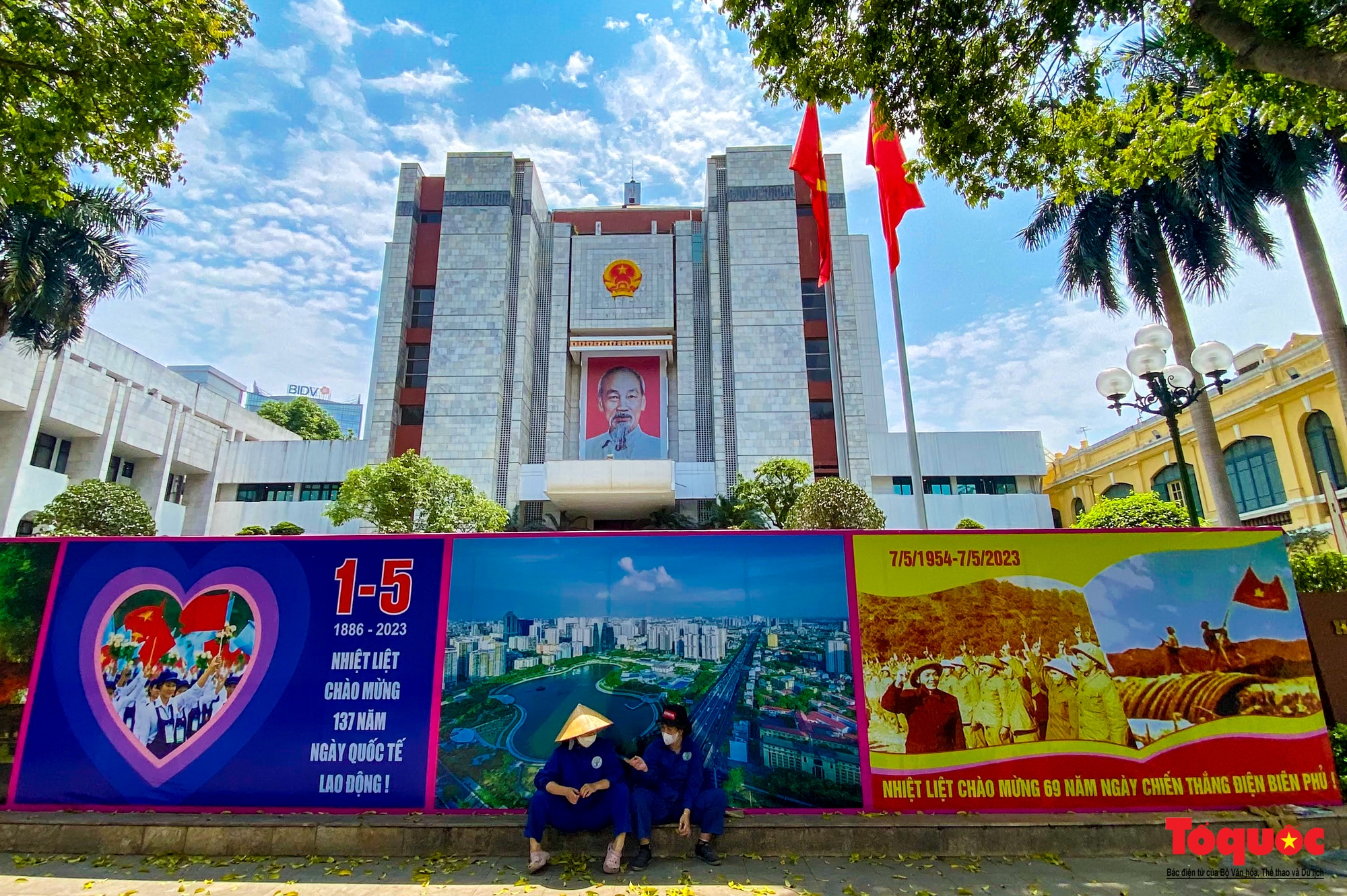 Đường phố Hà Nội rực rỡ cờ hoa, chào mừng lễ 30/4 và 1/5 - Ảnh 15.