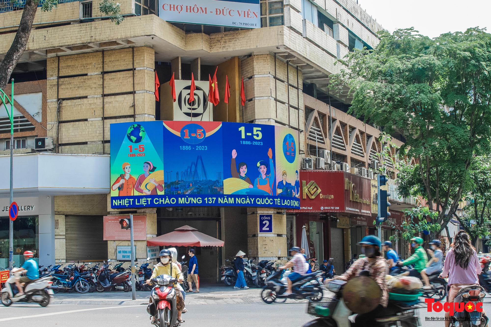 Đường phố Hà Nội rực rỡ cờ hoa, chào mừng lễ 30/4 và 1/5 - Ảnh 7.