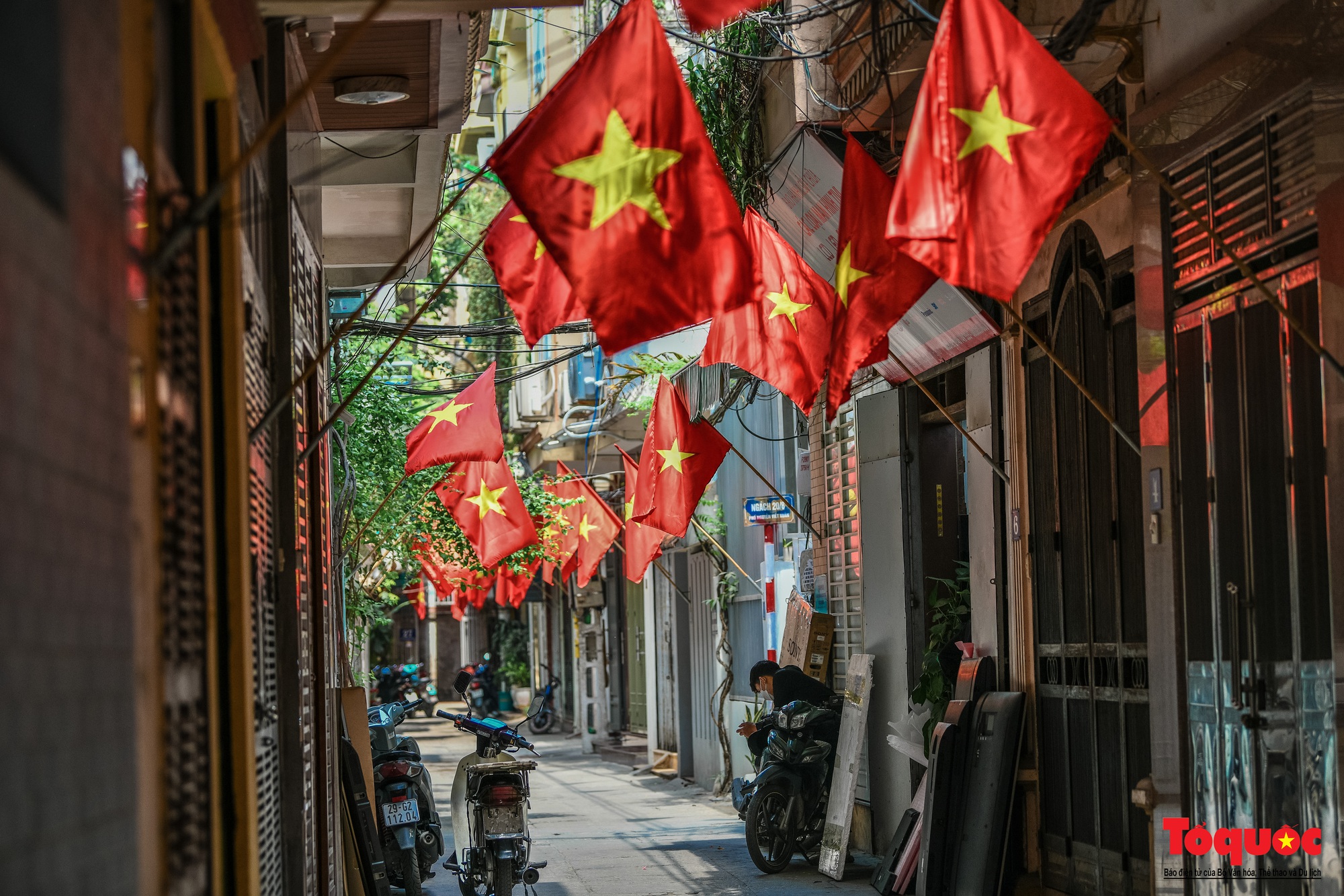 Đường phố Hà Nội rực rỡ cờ hoa, chào mừng lễ 30/4 và 1/5 - Ảnh 13.