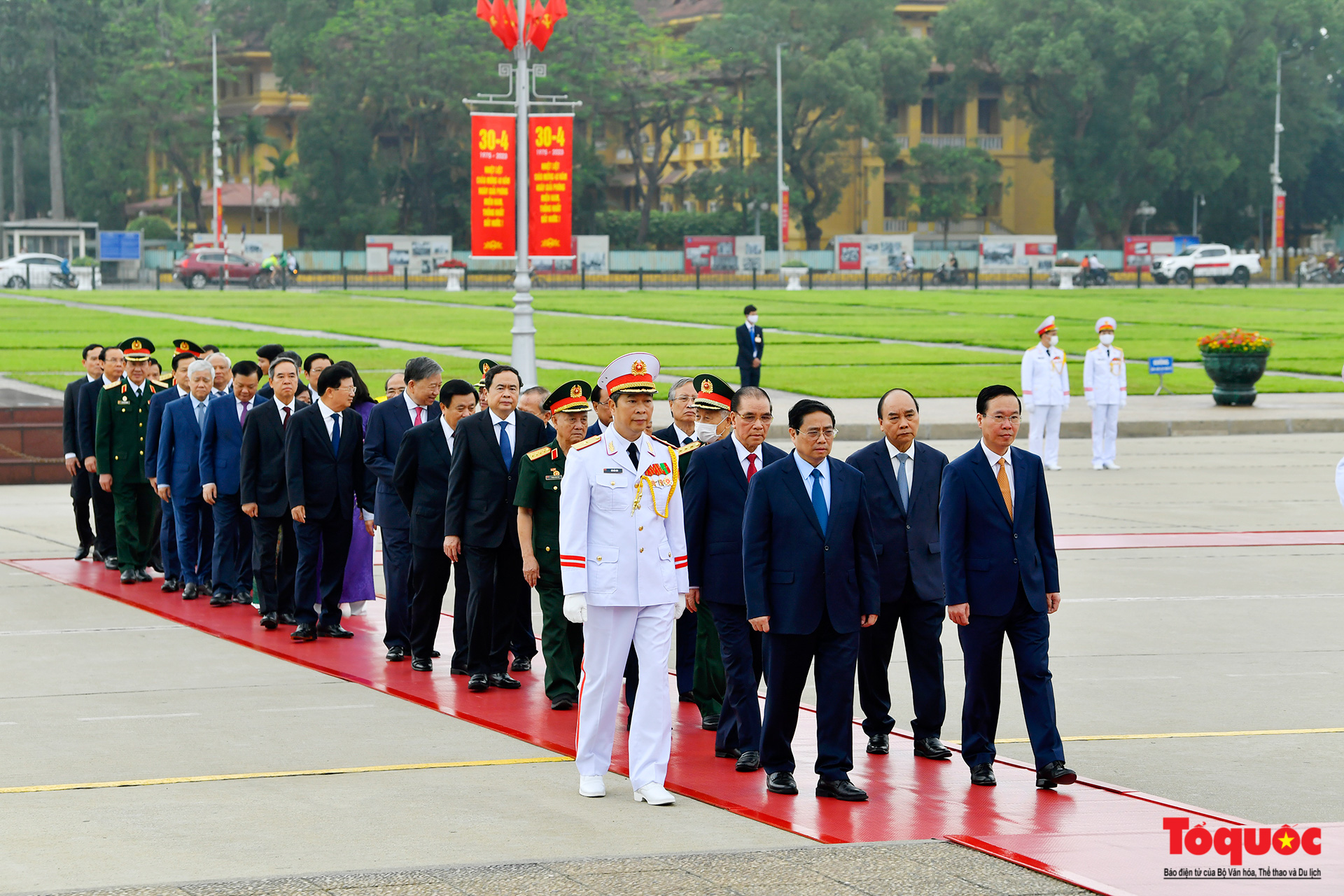 Lãnh đạo Đảng, Nhà nước viếng lăng Chủ tịch Hồ Chí Minh - Ảnh 4.
