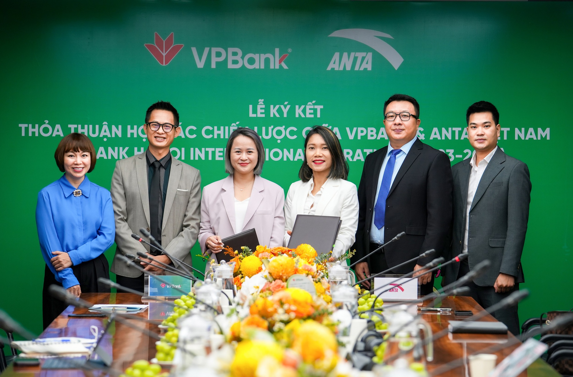 ANTA Việt Nam trở thành nhà tài trợ trang phục chính thức giải chạy VPBank Hanoi International Marathon - Ảnh 1.