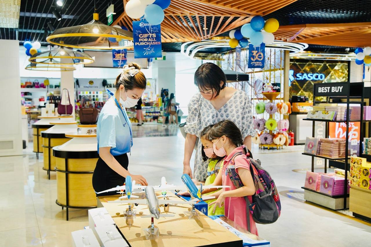 Tưng bừng đón lễ lớn với 30.000 quà tặng hấp dẫn khi mua sắm, ăn uống tại sân bay Tân Sơn Nhất - Ảnh 1.