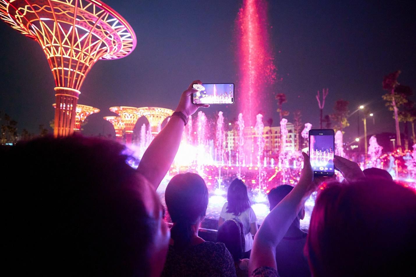 Du khách đổ dồn về quảng trường biển Sầm Sơn xem show nhạc nước “hot tiktok” - Ảnh 1.