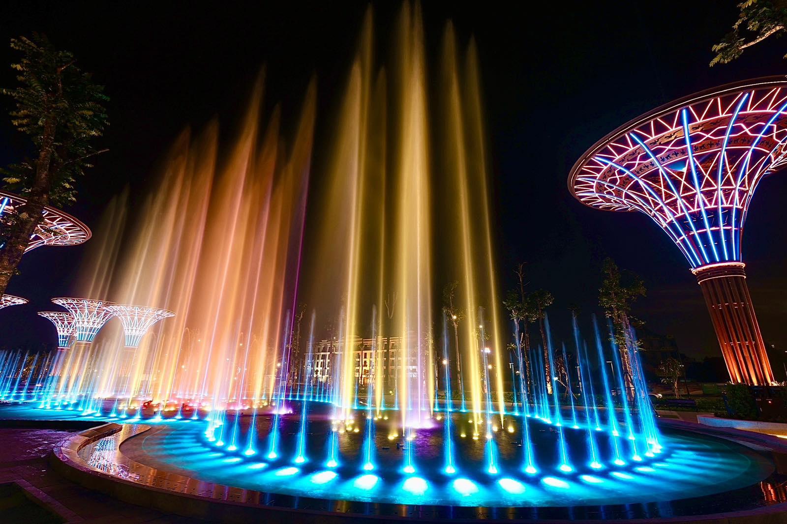 Du khách đổ dồn về quảng trường biển Sầm Sơn xem show nhạc nước “hot tiktok” - Ảnh 3.