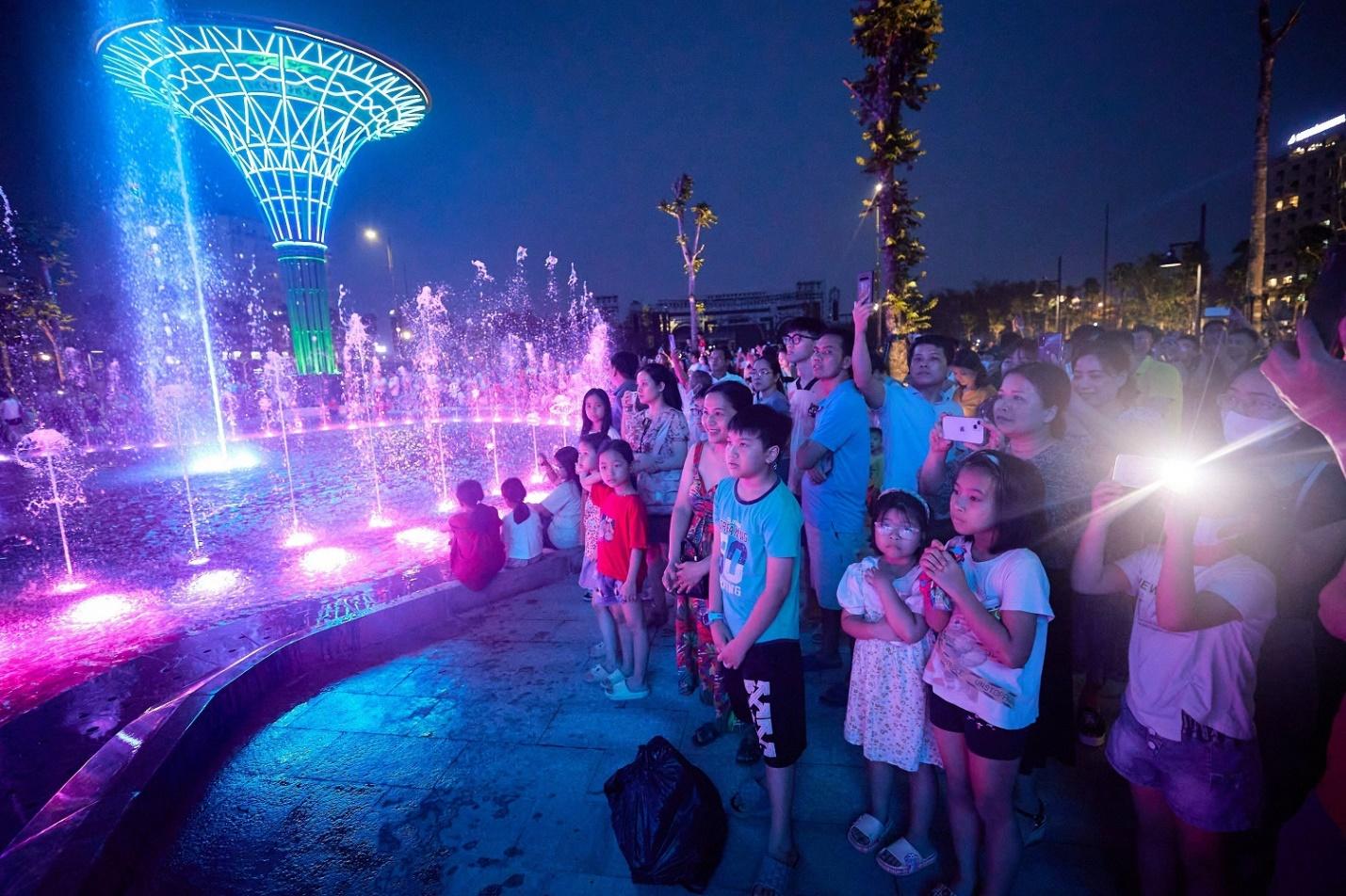 Du khách đổ dồn về quảng trường biển Sầm Sơn xem show nhạc nước “hot tiktok” - Ảnh 4.