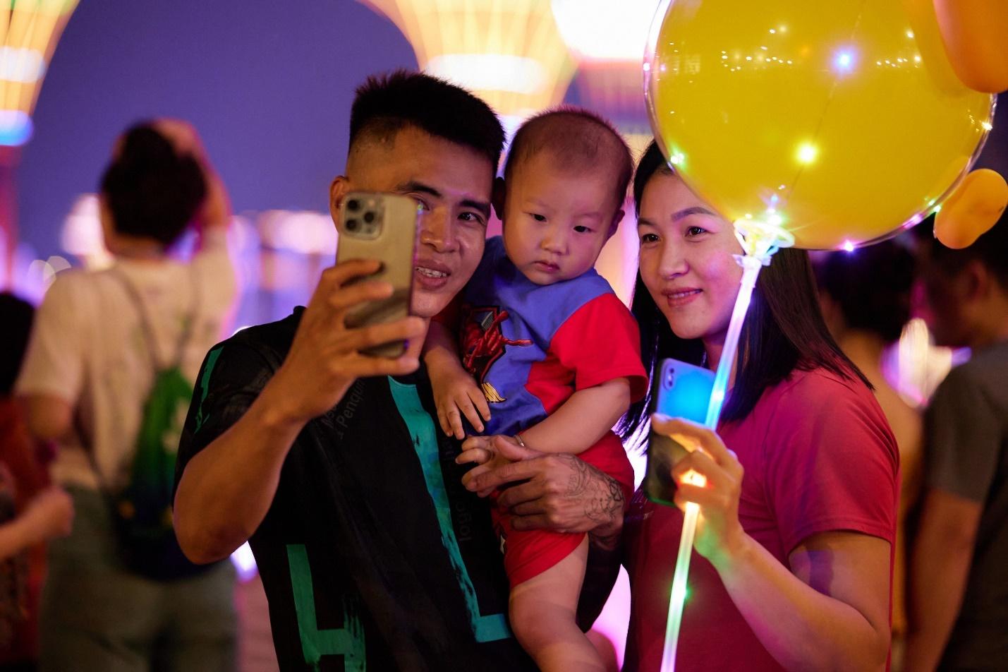 Du khách đổ dồn về quảng trường biển Sầm Sơn xem show nhạc nước “hot tiktok” - Ảnh 6.
