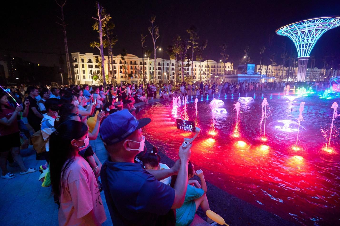 Du khách đổ dồn về quảng trường biển Sầm Sơn xem show nhạc nước “hot tiktok” - Ảnh 9.