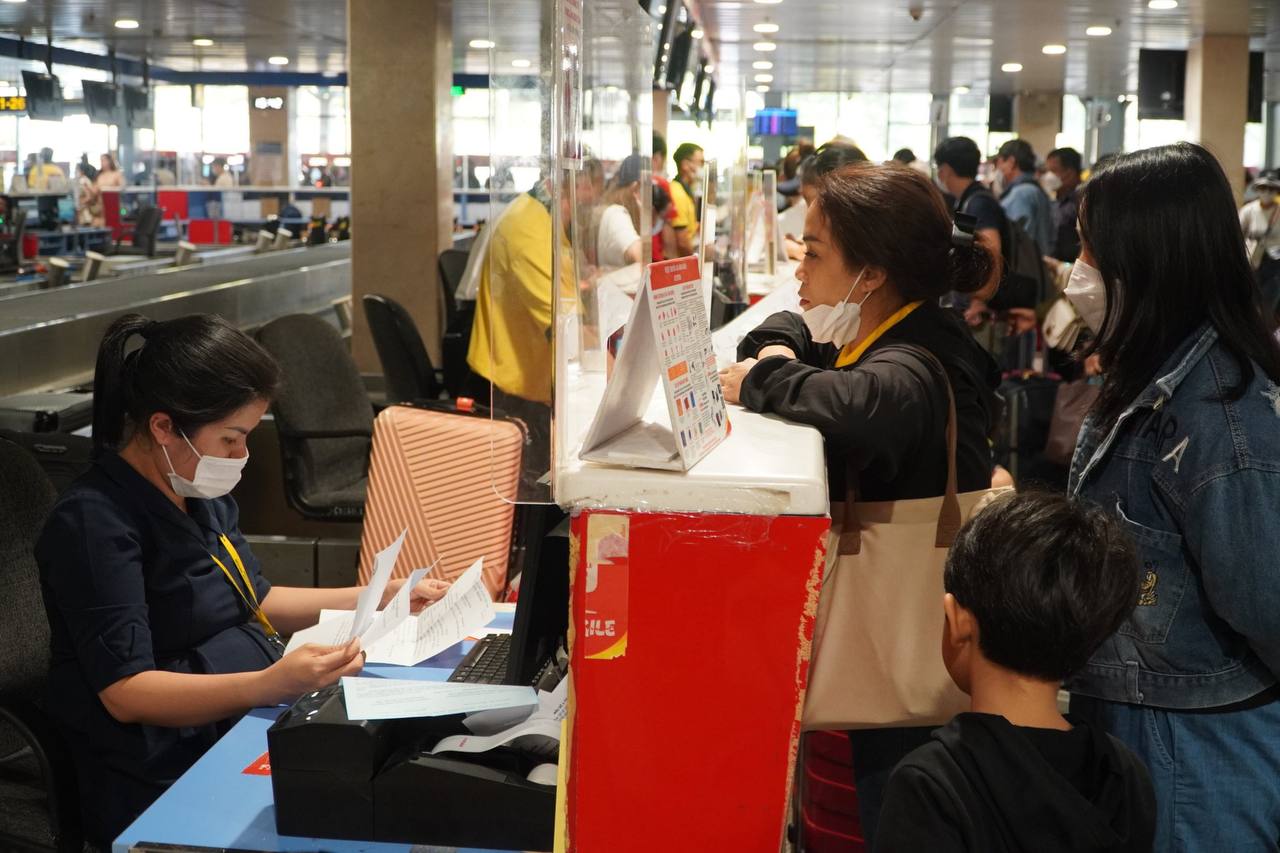Sân bay Tân Sơn Nhất bắt đầu &quot;nóng&quot;, người dân mệt mỏi xếp hàng chờ làm thủ tục check-in  - Ảnh 2.