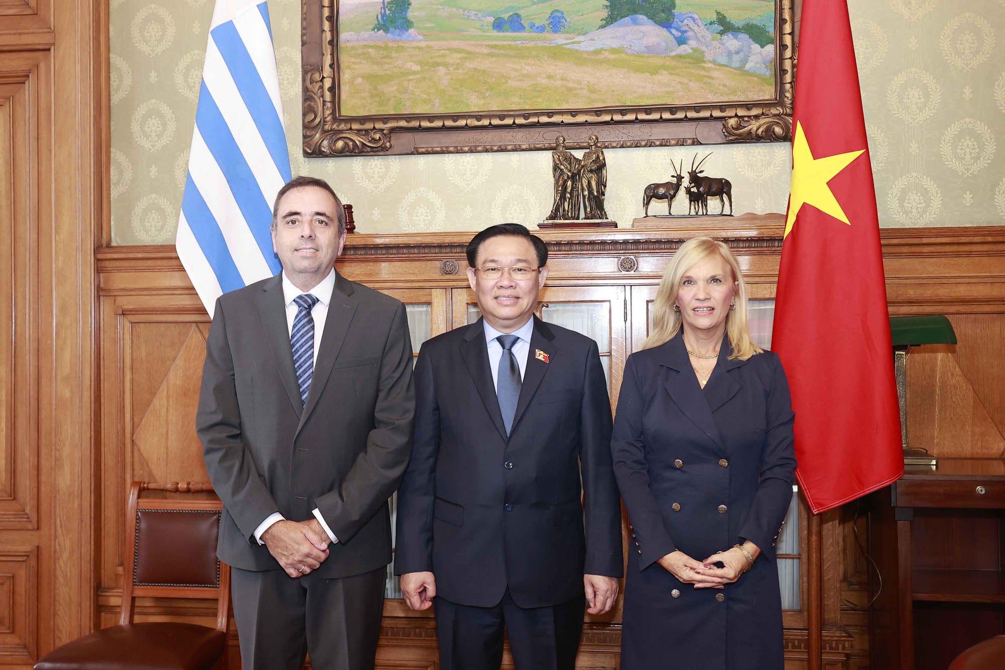 Chủ tịch Quốc hội Vương Đình Huệ gặp gỡ nhiều lãnh đạo cấp cao Cộng hòa Đông Uruguay - Ảnh 3.