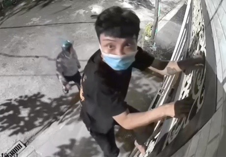 Camera ghi lại cảnh trộm đột nhập nhà bên (Ảnh: Bộ Công an)