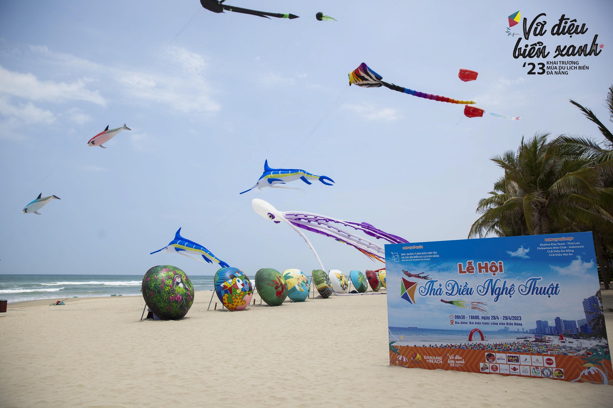 Bãi biển Đà Nẵng rực rỡ sắc màu chào đón du khách - Ảnh 2.