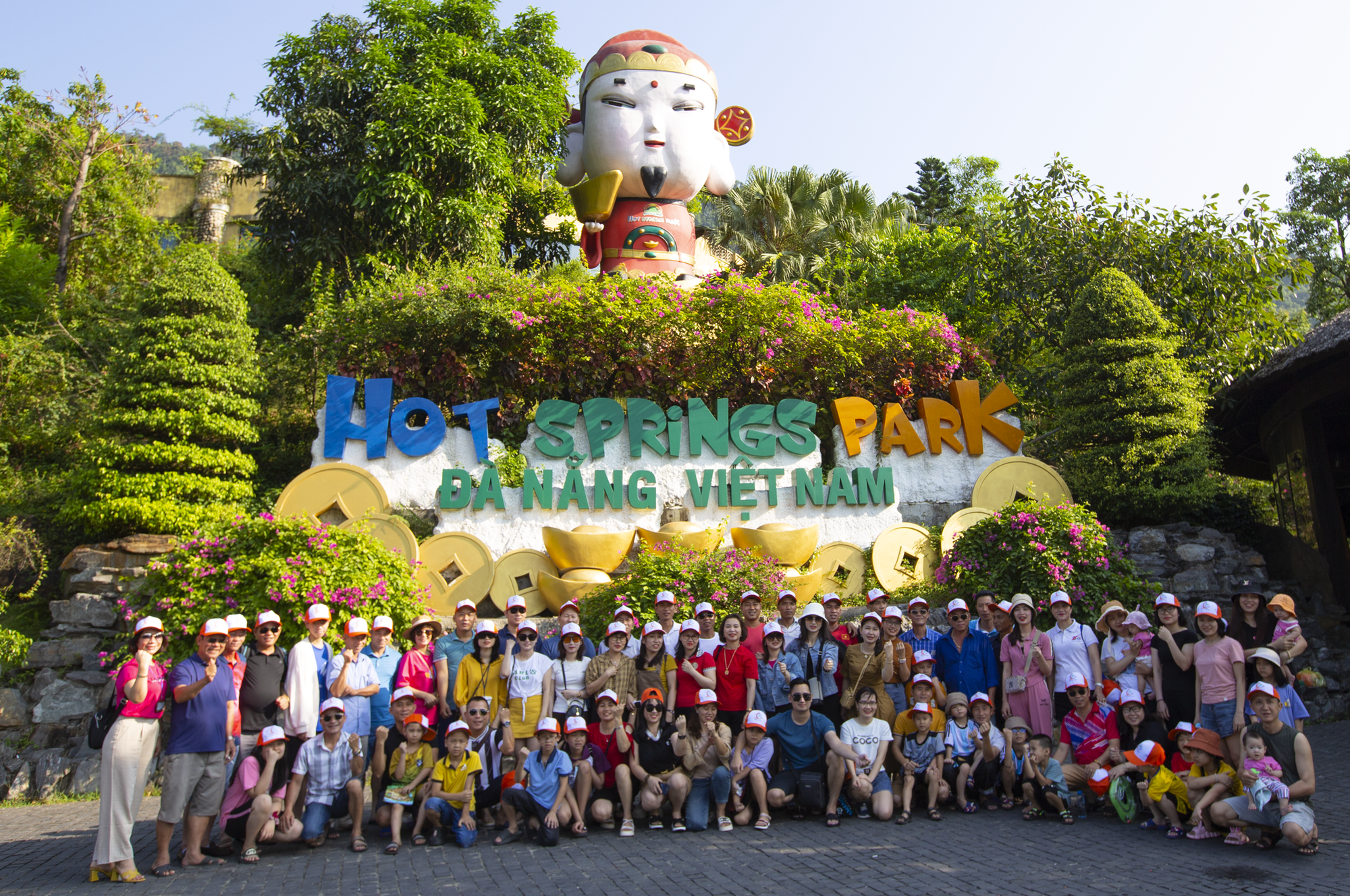 Các khu du lịch ở Đà Nẵng đông kín khách ngày đầu kỳ nghỉ lễ - Ảnh 2.