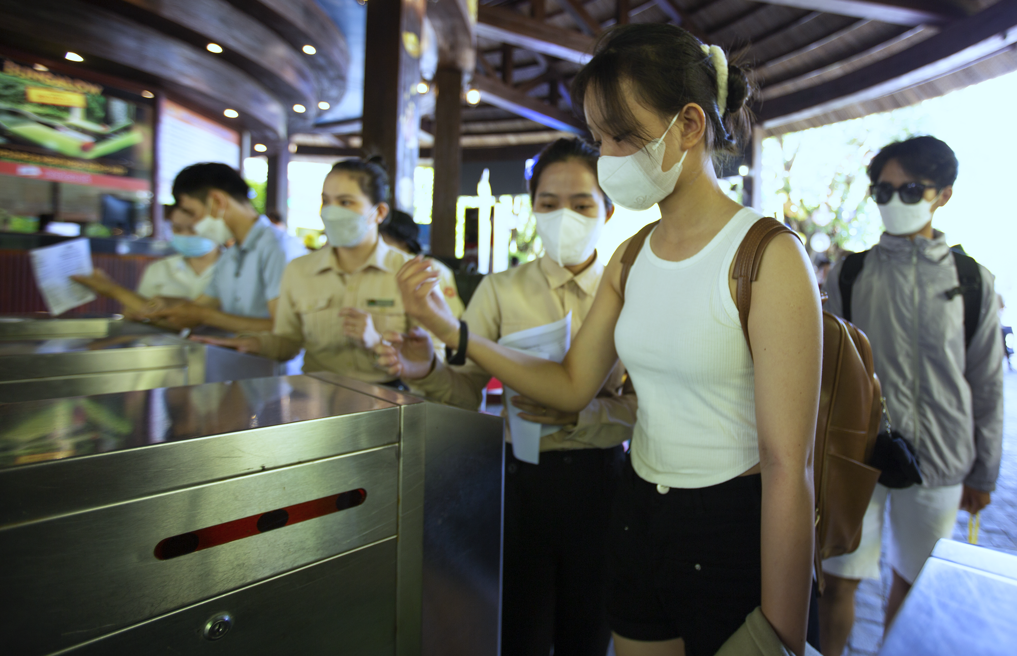 Các khu du lịch ở Đà Nẵng đông kín khách ngày đầu kỳ nghỉ lễ - Ảnh 4.