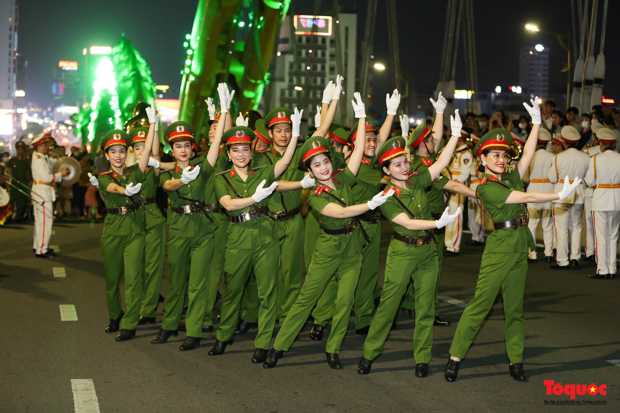 Hình ảnh Đoàn Nghi lễ CAND biểu diễn nhạc kèn trên đường phố Đà Nẵng - Ảnh 11.