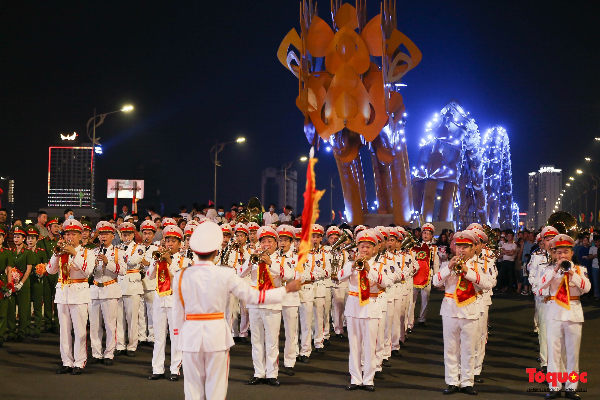Hình ảnh Đoàn Nghi lễ CAND biểu diễn nhạc kèn trên đường phố Đà Nẵng - Ảnh 15.