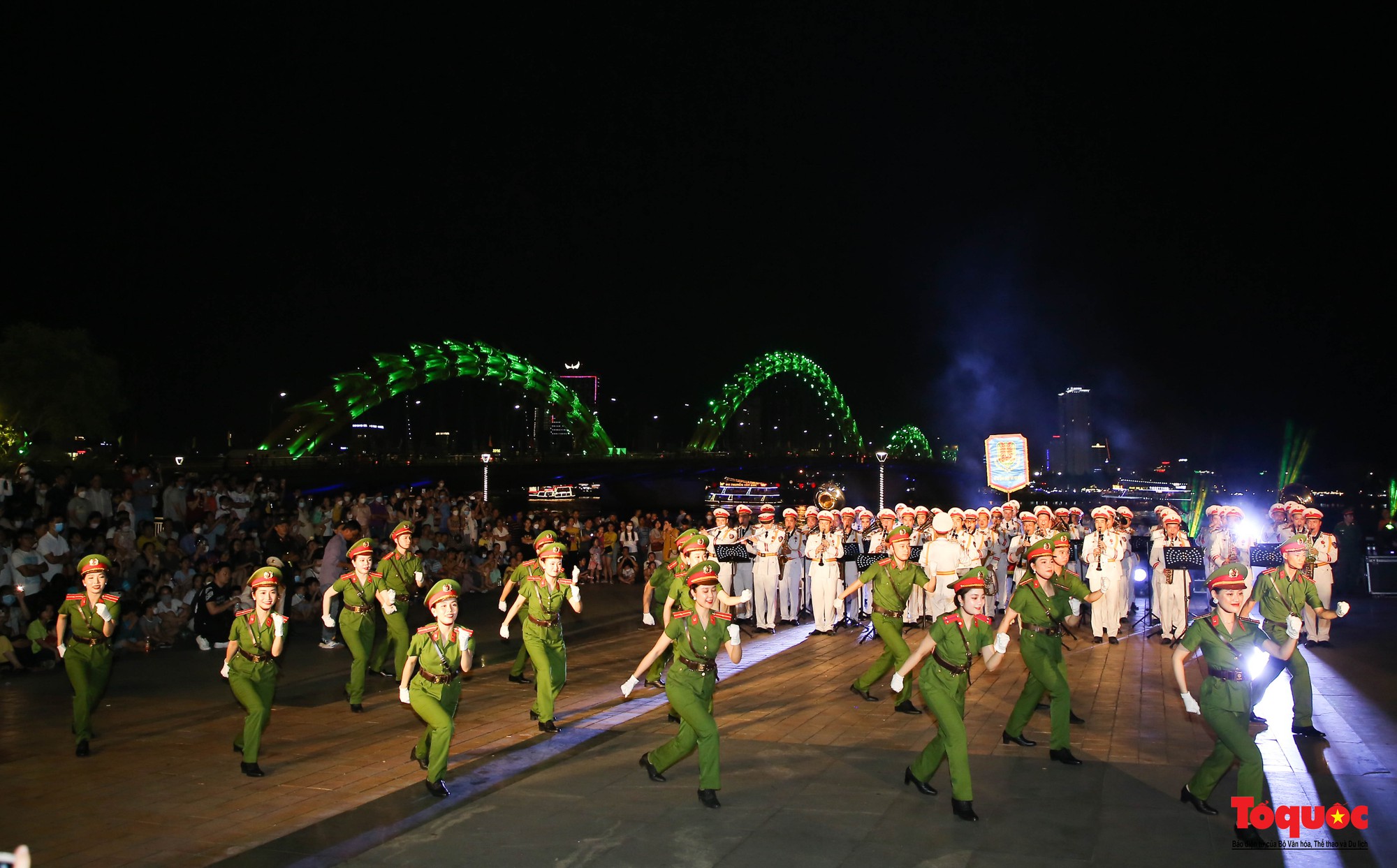 Hình ảnh Đoàn Nghi lễ CAND biểu diễn nhạc kèn trên đường phố Đà Nẵng - Ảnh 17.