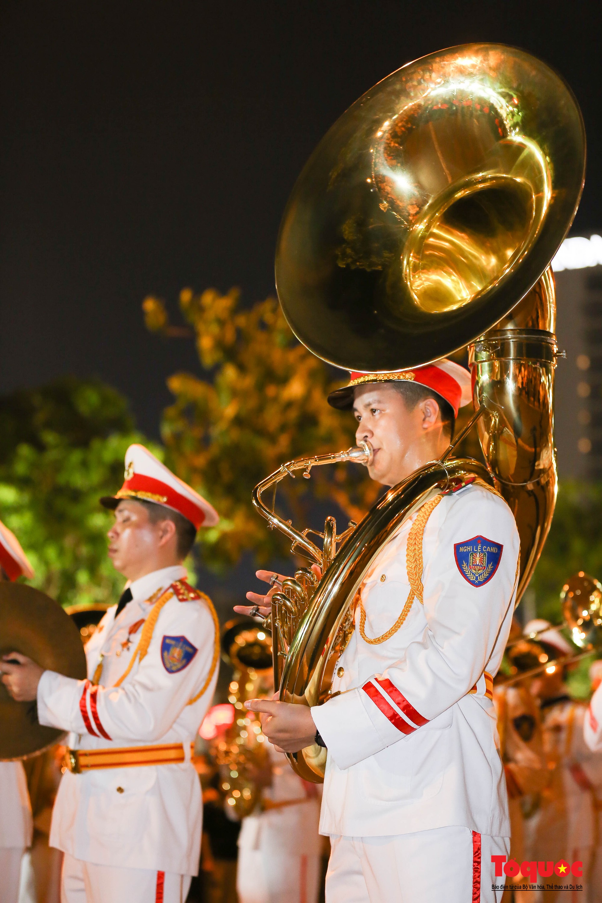 Hình ảnh Đoàn Nghi lễ CAND biểu diễn nhạc kèn trên đường phố Đà Nẵng - Ảnh 4.