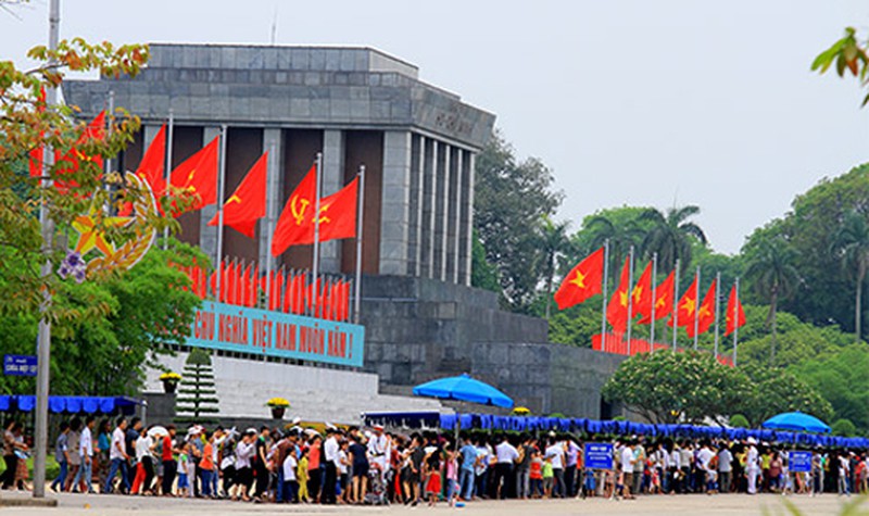 Hà Nội: Tặng 80.000 suất quà cho khách tham quan Lăng Chủ tịch Hồ Chí Minh dịp nghỉ lễ - Ảnh 1.