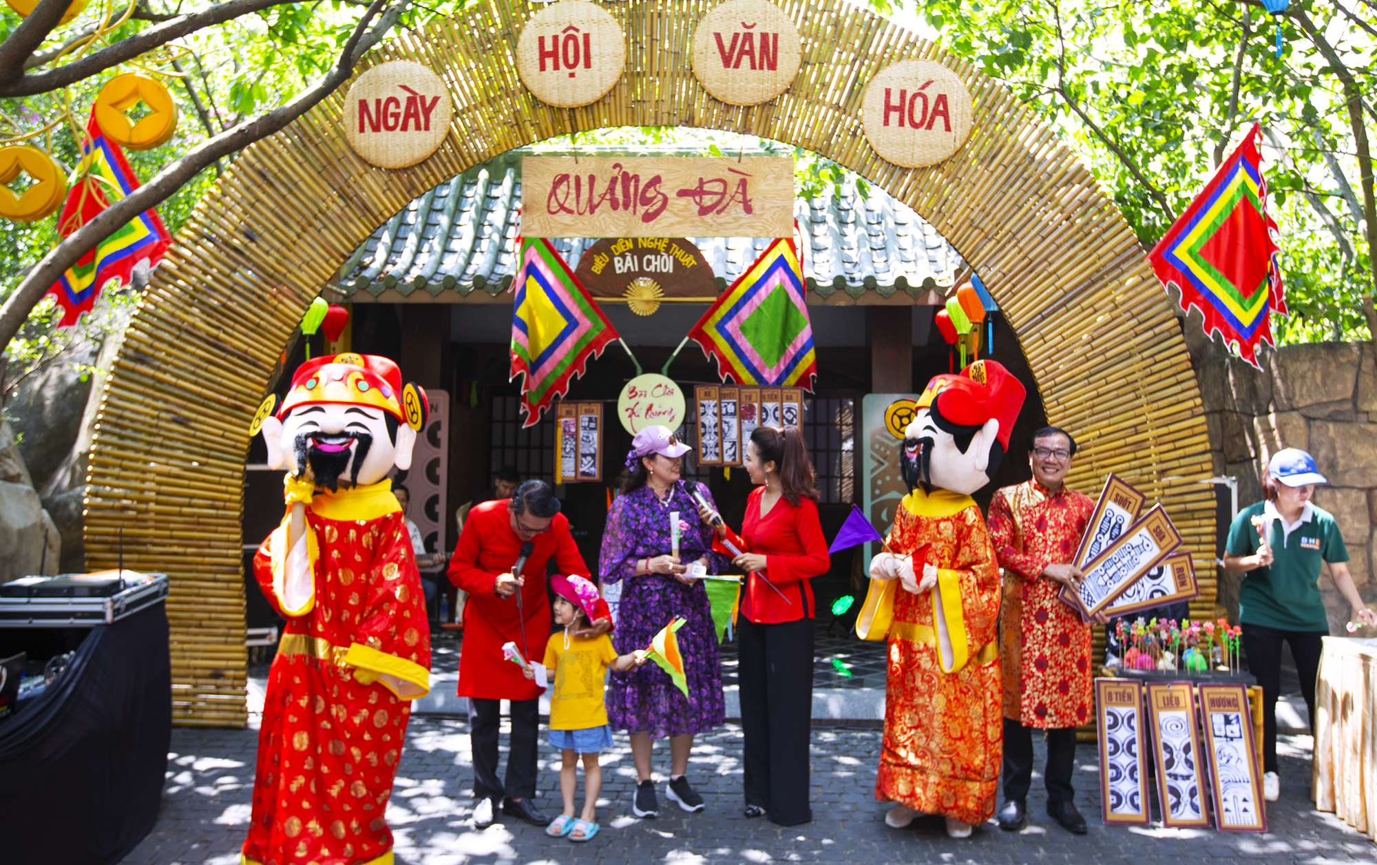 Các khu du lịch ở Đà Nẵng đông kín khách ngày đầu kỳ nghỉ lễ - Ảnh 11.