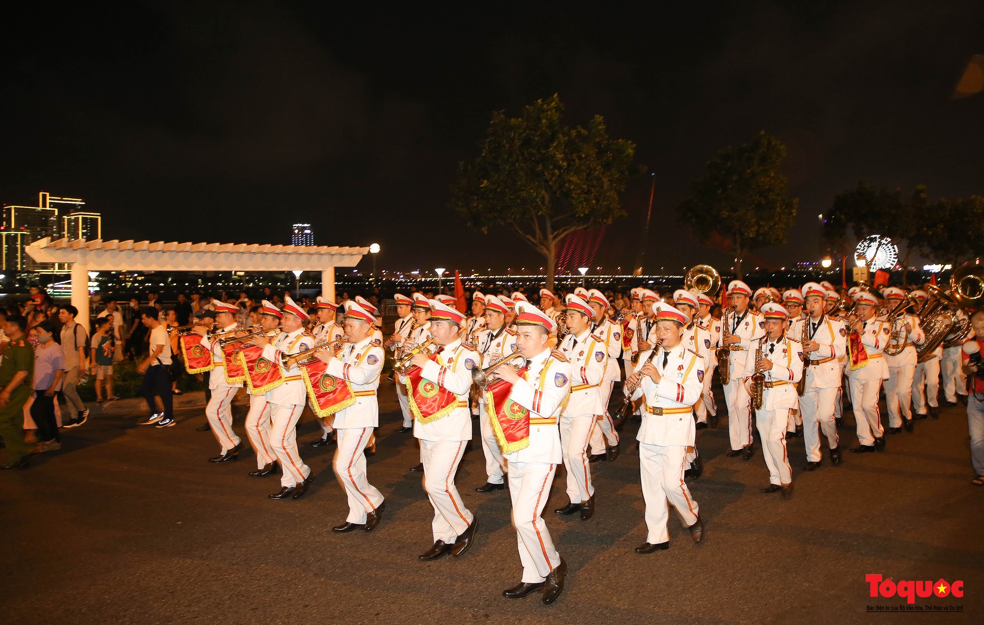 Hình ảnh Đoàn Nghi lễ CAND biểu diễn nhạc kèn trên đường phố Đà Nẵng - Ảnh 2.