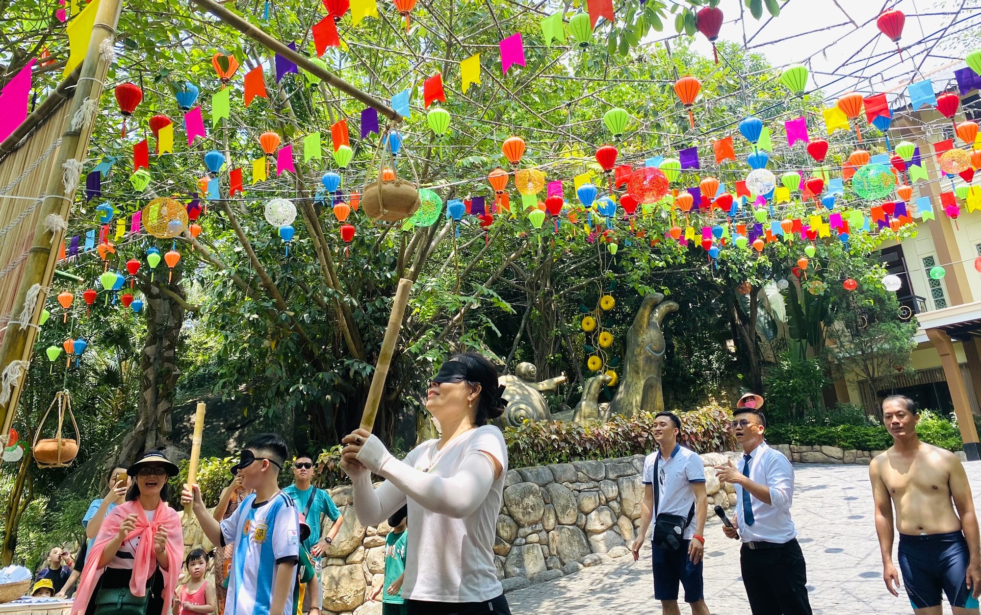 Các khu du lịch ở Đà Nẵng đông kín khách ngày đầu kỳ nghỉ lễ - Ảnh 13.