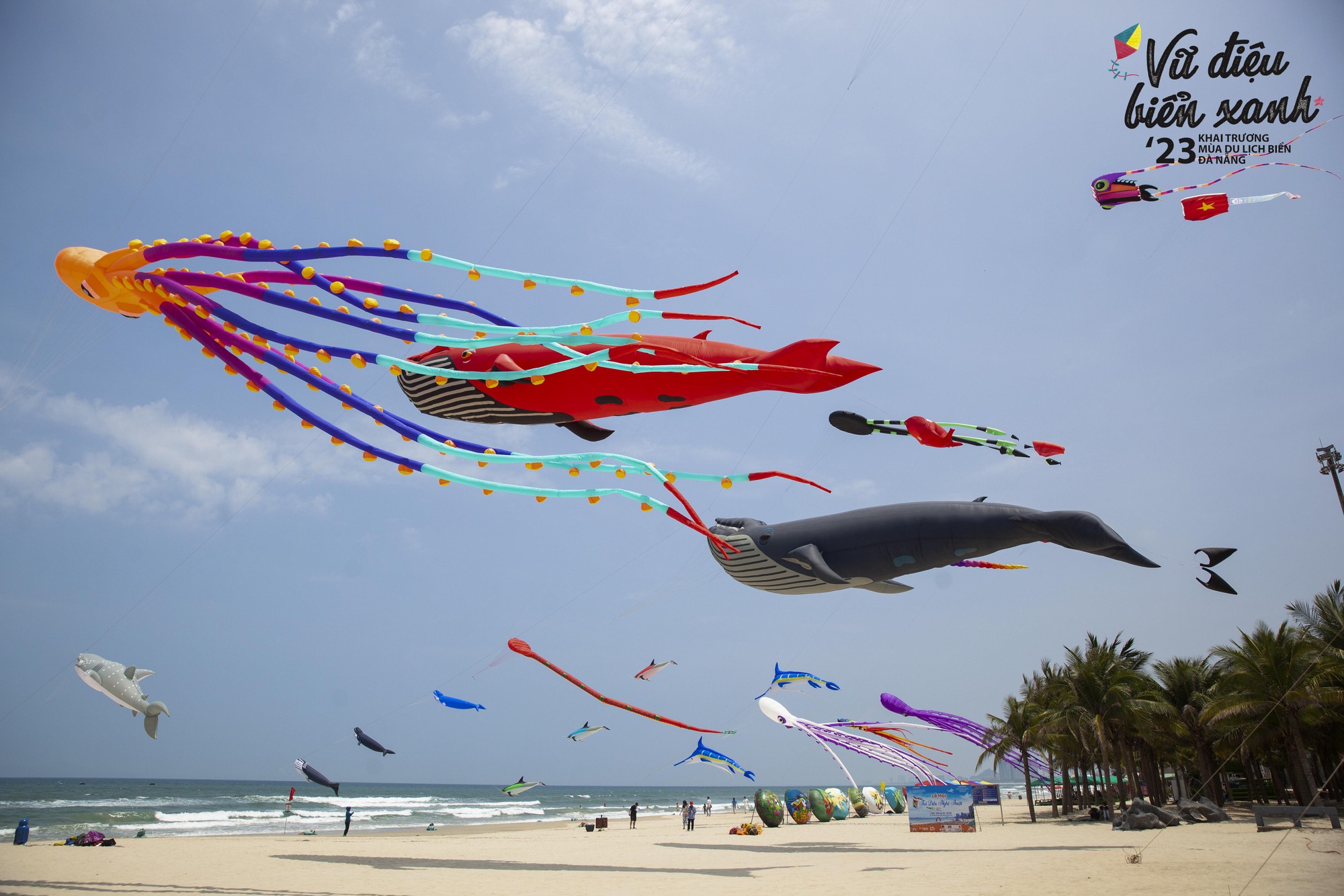 Bãi biển Đà Nẵng rực rỡ sắc màu chào đón du khách - Ảnh 3.