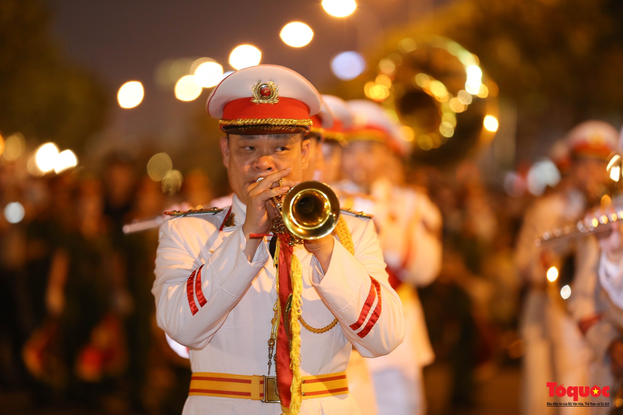 Hình ảnh Đoàn Nghi lễ CAND biểu diễn nhạc kèn trên đường phố Đà Nẵng - Ảnh 3.