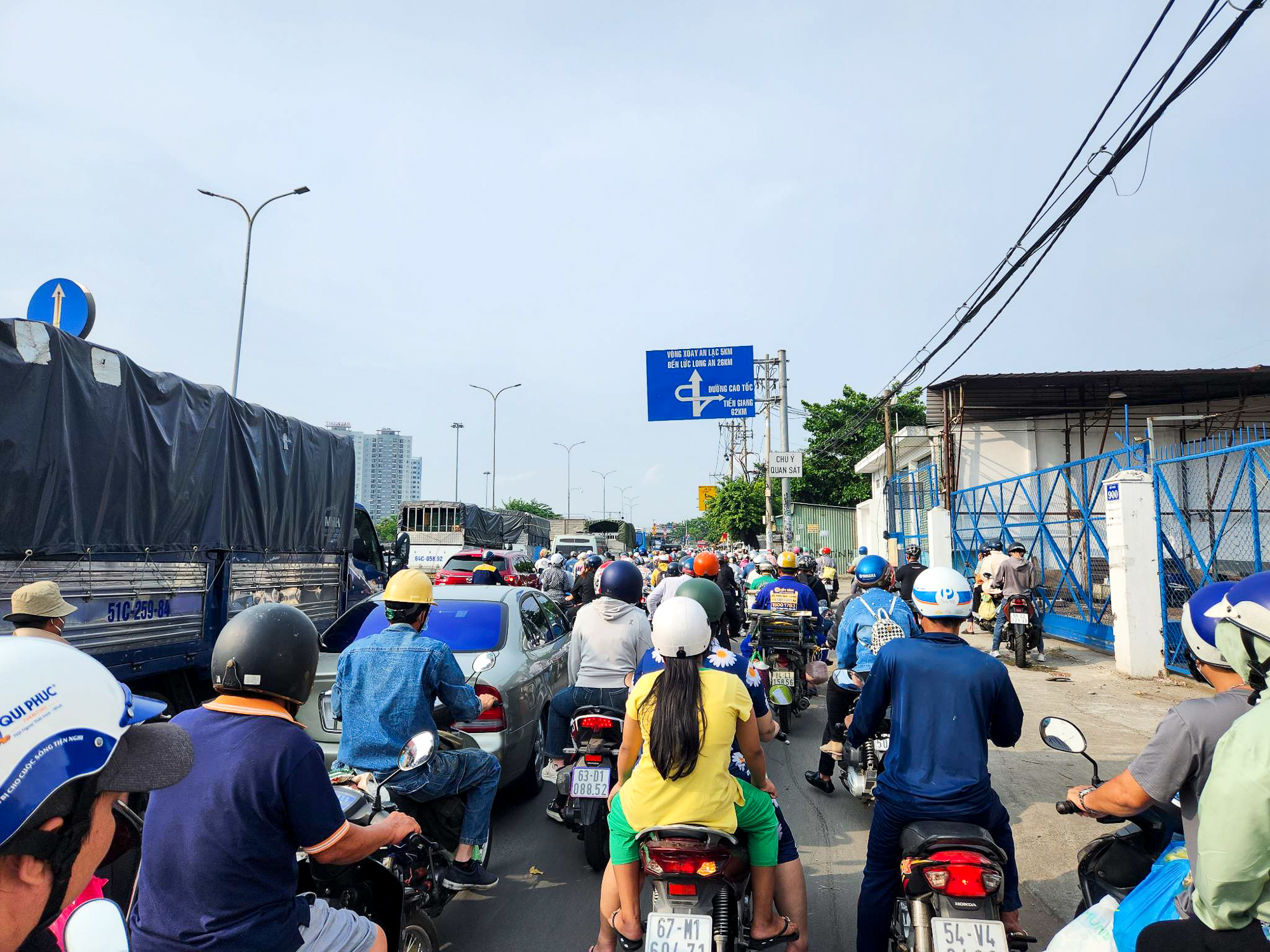 Cửa ngõ phía Đông và Tây TP.HCM đều tắc nghẽn, người dân được phát nước miễn phí - Ảnh 16.