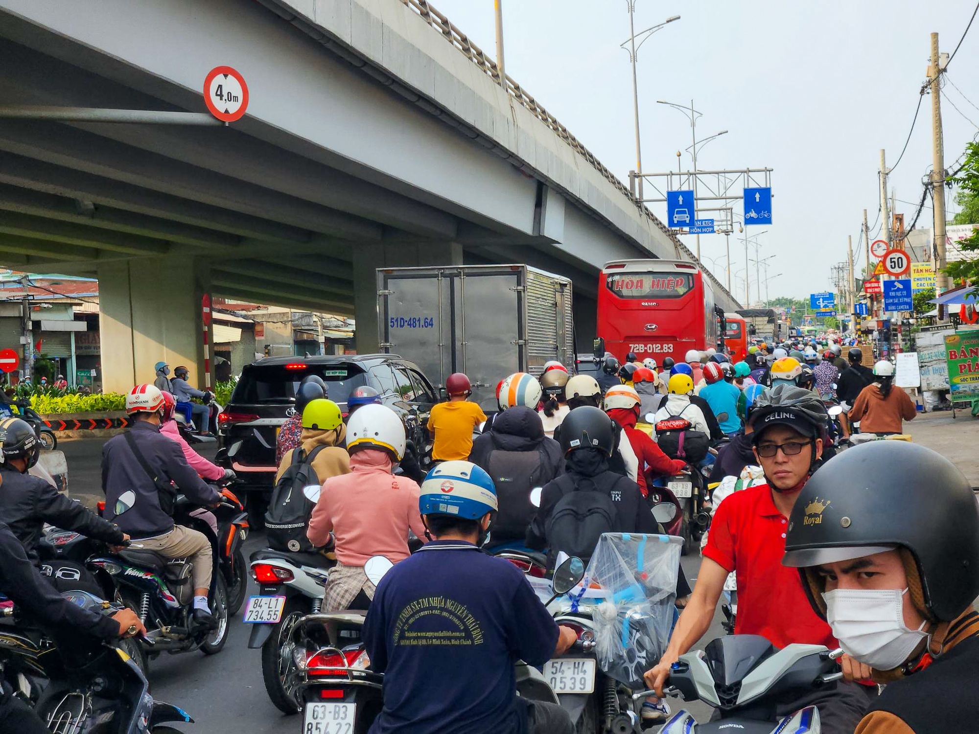 Cửa ngõ phía Đông và Tây TP.HCM đều tắc nghẽn, người dân được phát nước miễn phí - Ảnh 9.