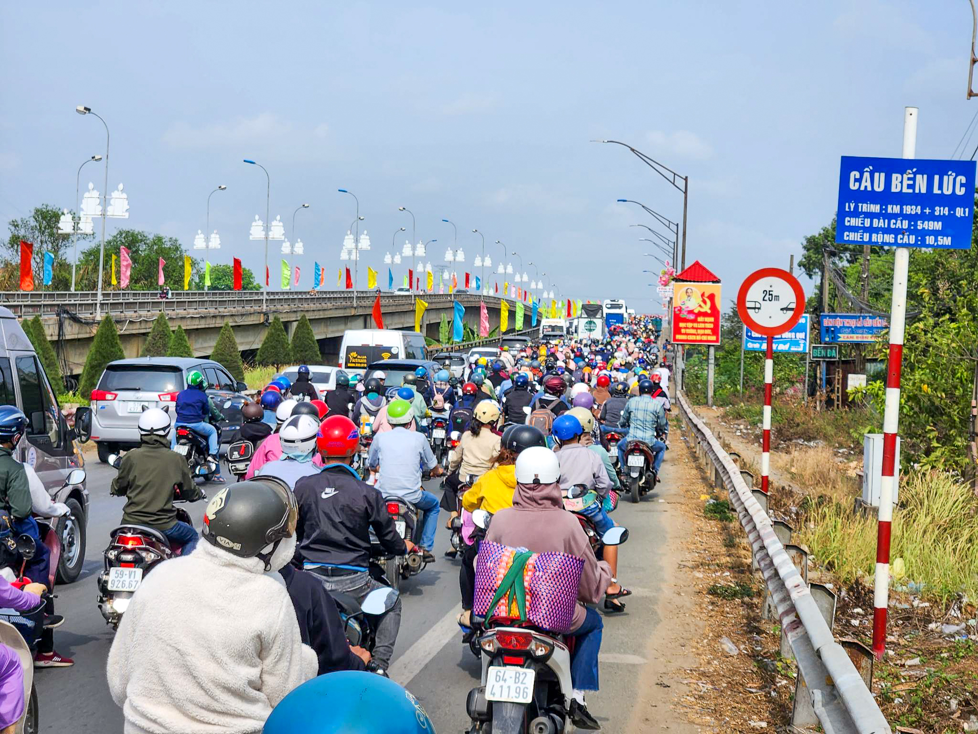 Cửa ngõ phía Đông và Tây TP.HCM đều tắc nghẽn, người dân được phát nước miễn phí - Ảnh 15.