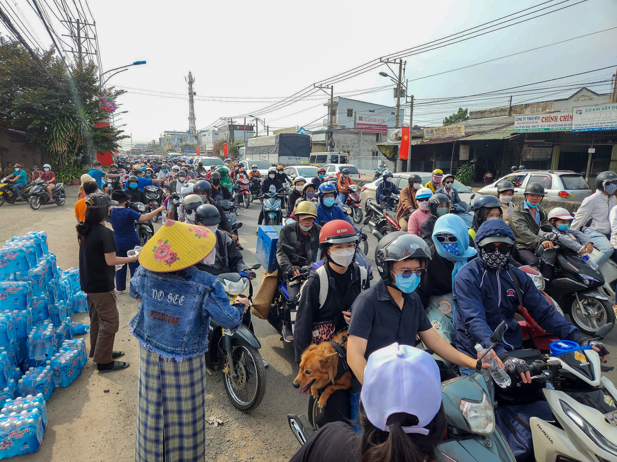 Cửa ngõ phía Đông và Tây TP.HCM đều tắc nghẽn, người dân được phát nước miễn phí - Ảnh 13.