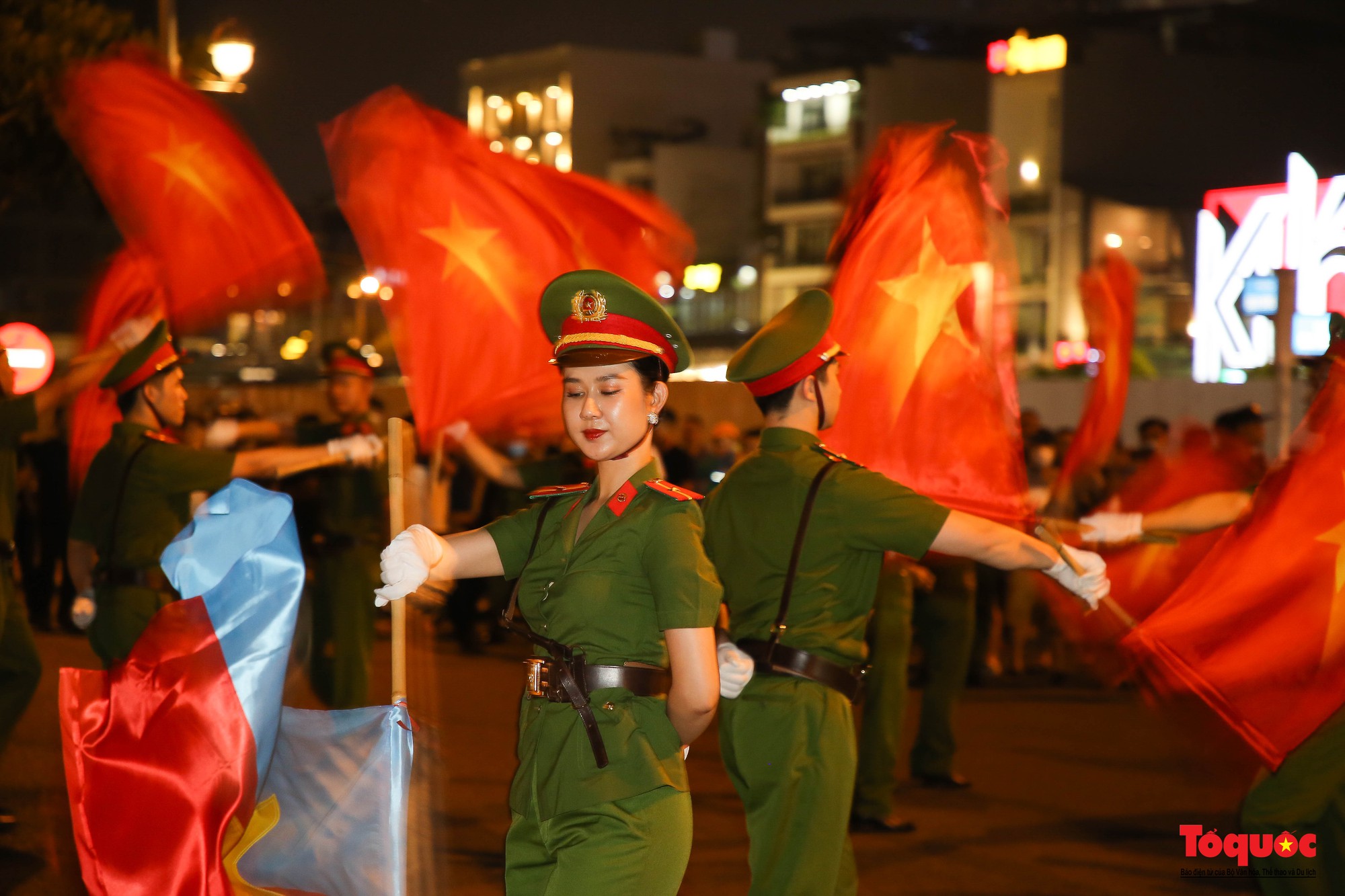 Hình ảnh Đoàn Nghi lễ CAND biểu diễn nhạc kèn trên đường phố Đà Nẵng - Ảnh 5.