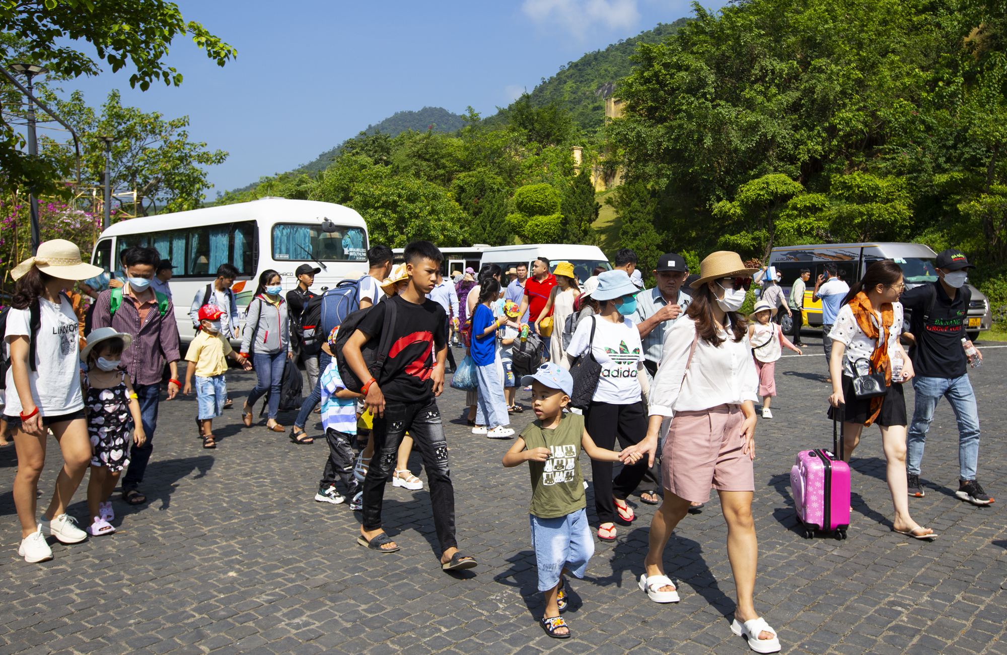 Các khu du lịch ở Đà Nẵng đông kín khách ngày đầu kỳ nghỉ lễ - Ảnh 1.