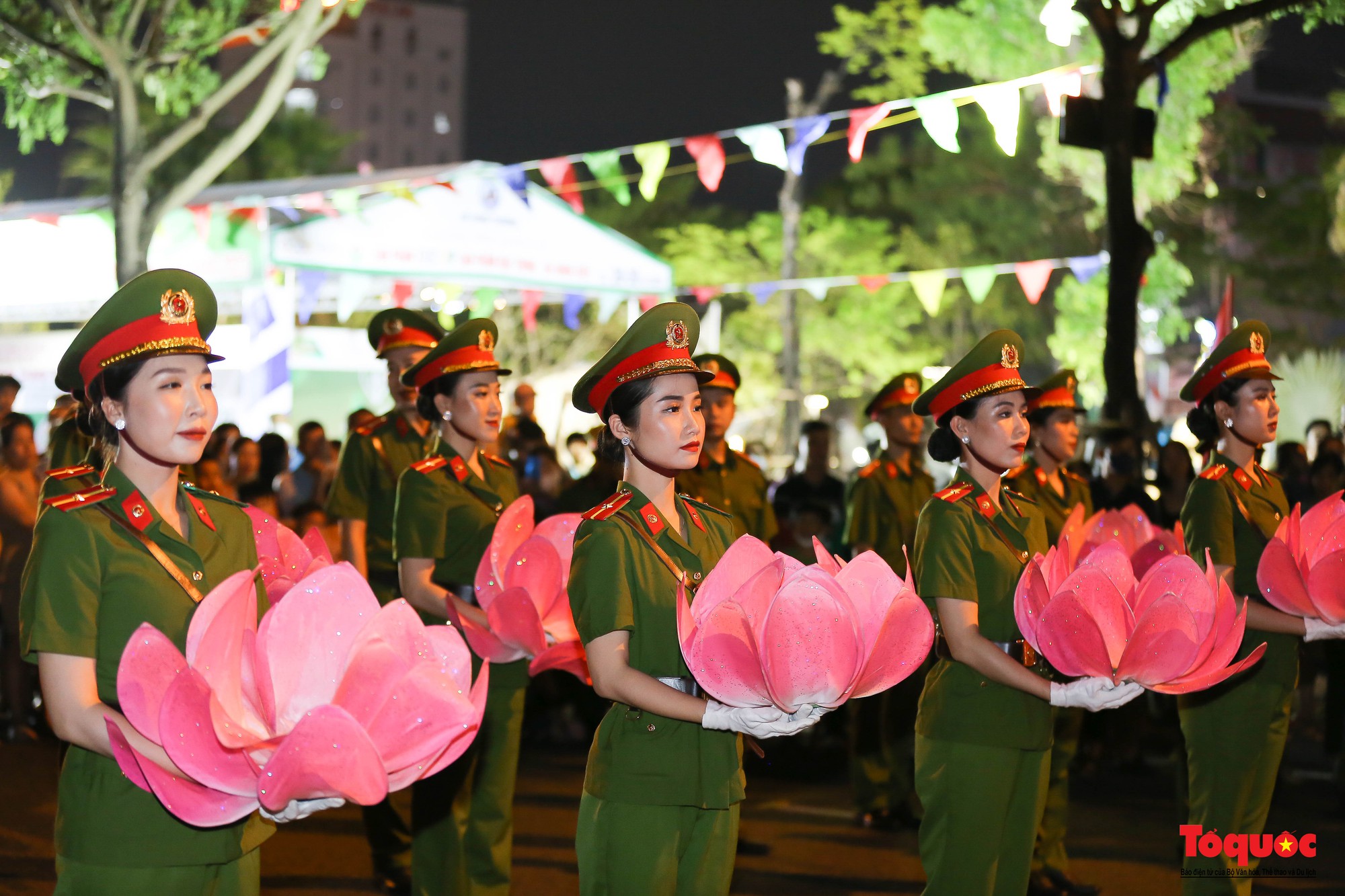 Hình ảnh Đoàn Nghi lễ CAND biểu diễn nhạc kèn trên đường phố Đà Nẵng - Ảnh 6.
