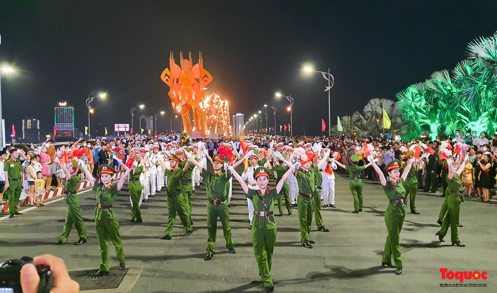 Hình ảnh Đoàn Nghi lễ CAND biểu diễn nhạc kèn trên đường phố Đà Nẵng - Ảnh 7.