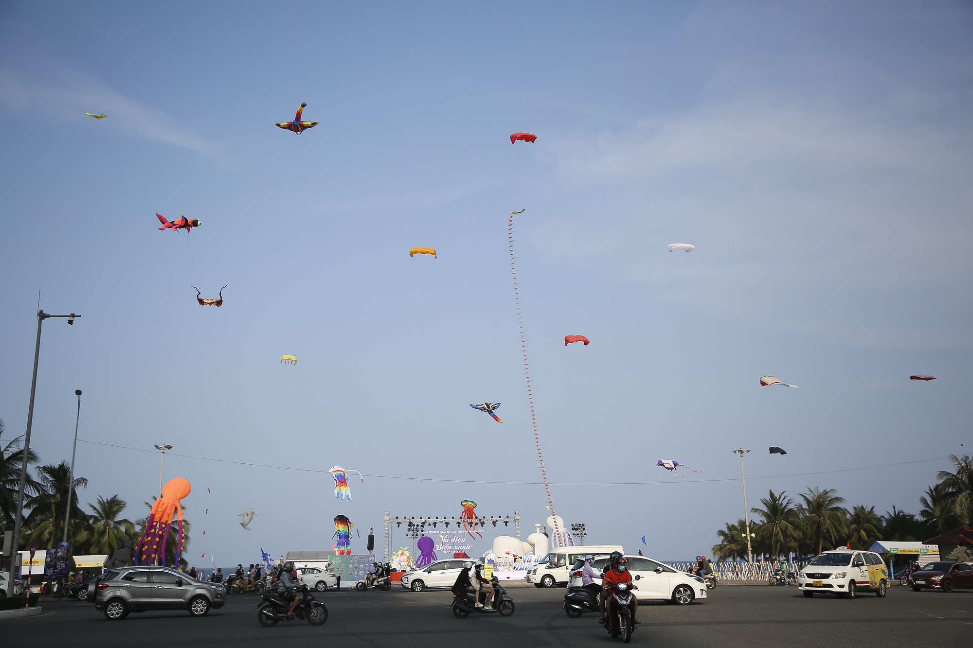Bãi biển Đà Nẵng rực rỡ sắc màu chào đón du khách - Ảnh 6.