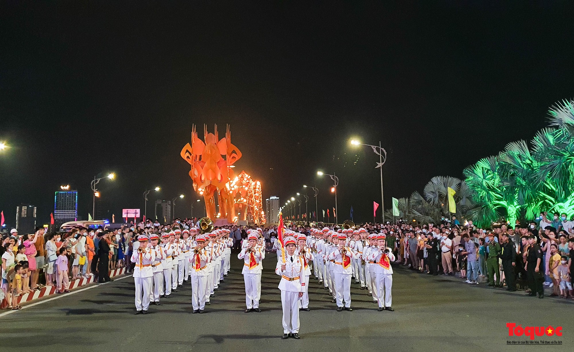 Hình ảnh Đoàn Nghi lễ CAND biểu diễn nhạc kèn trên đường phố Đà Nẵng - Ảnh 8.