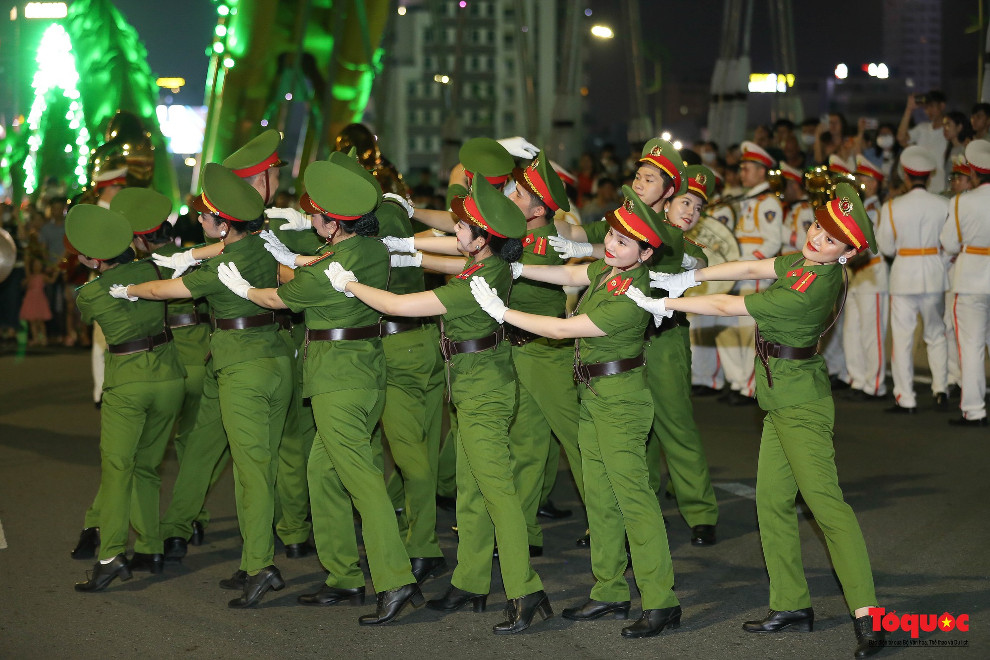 Hình ảnh Đoàn Nghi lễ CAND biểu diễn nhạc kèn trên đường phố Đà Nẵng - Ảnh 9.