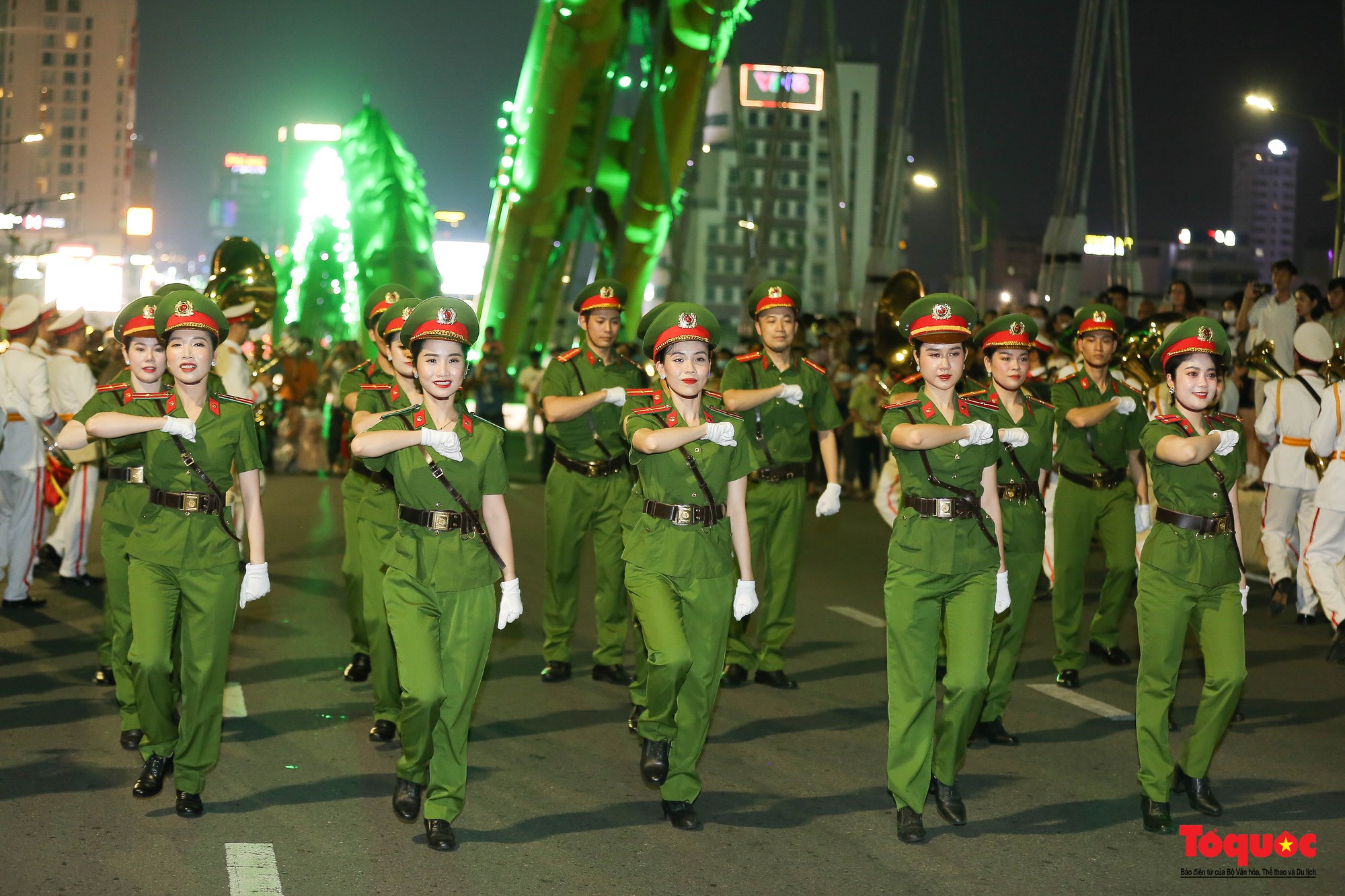 Hình ảnh Đoàn Nghi lễ CAND biểu diễn nhạc kèn trên đường phố Đà Nẵng - Ảnh 10.