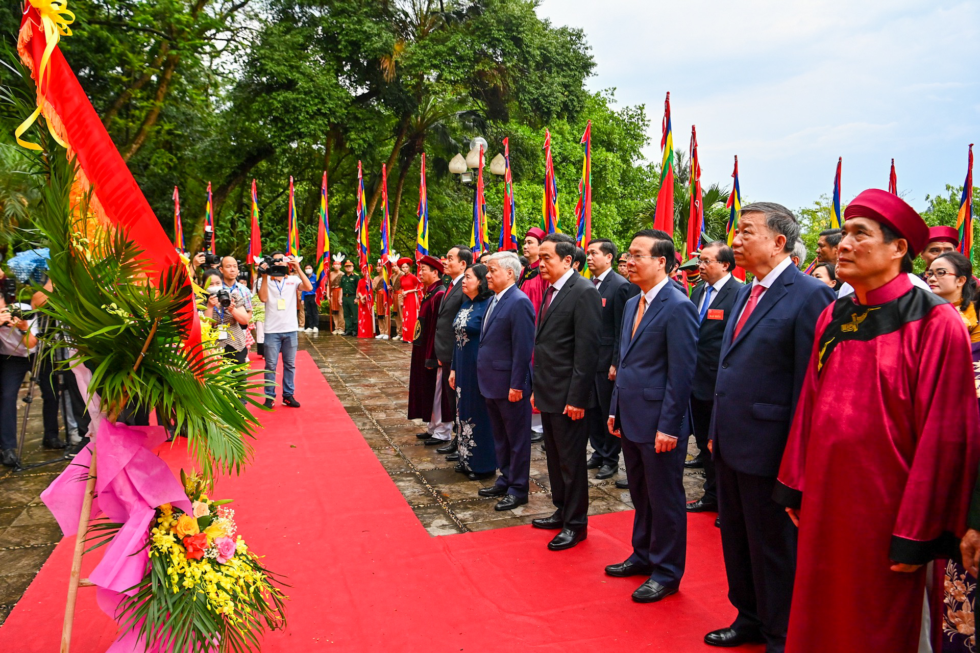 Chủ tịch nước Võ Văn Thưởng và lãnh đạo Đảng, Nhà nước dâng hương giỗ Tổ Hùng Vương 2023 - Ảnh 15.
