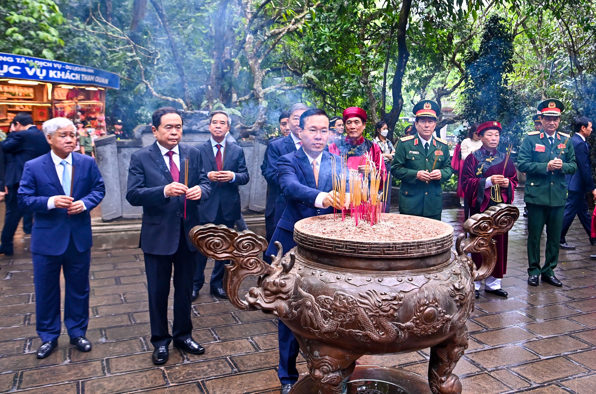 Chủ tịch nước Võ Văn Thưởng và lãnh đạo Đảng, Nhà nước dâng hương giỗ Tổ Hùng Vương 2023 - Ảnh 12.