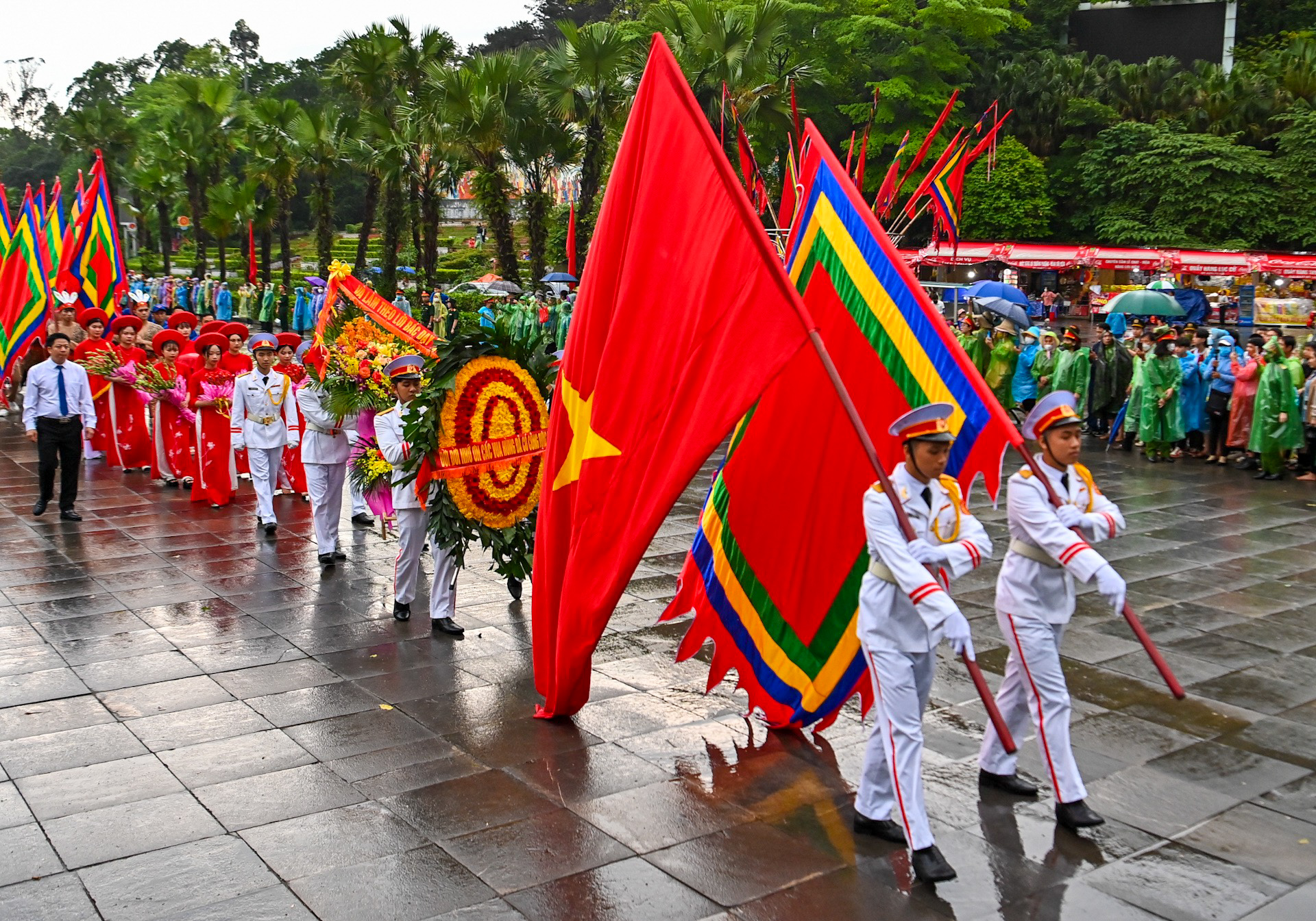 Chủ tịch nước Võ Văn Thưởng và lãnh đạo Đảng, Nhà nước dâng hương giỗ Tổ Hùng Vương 2023 - Ảnh 3.