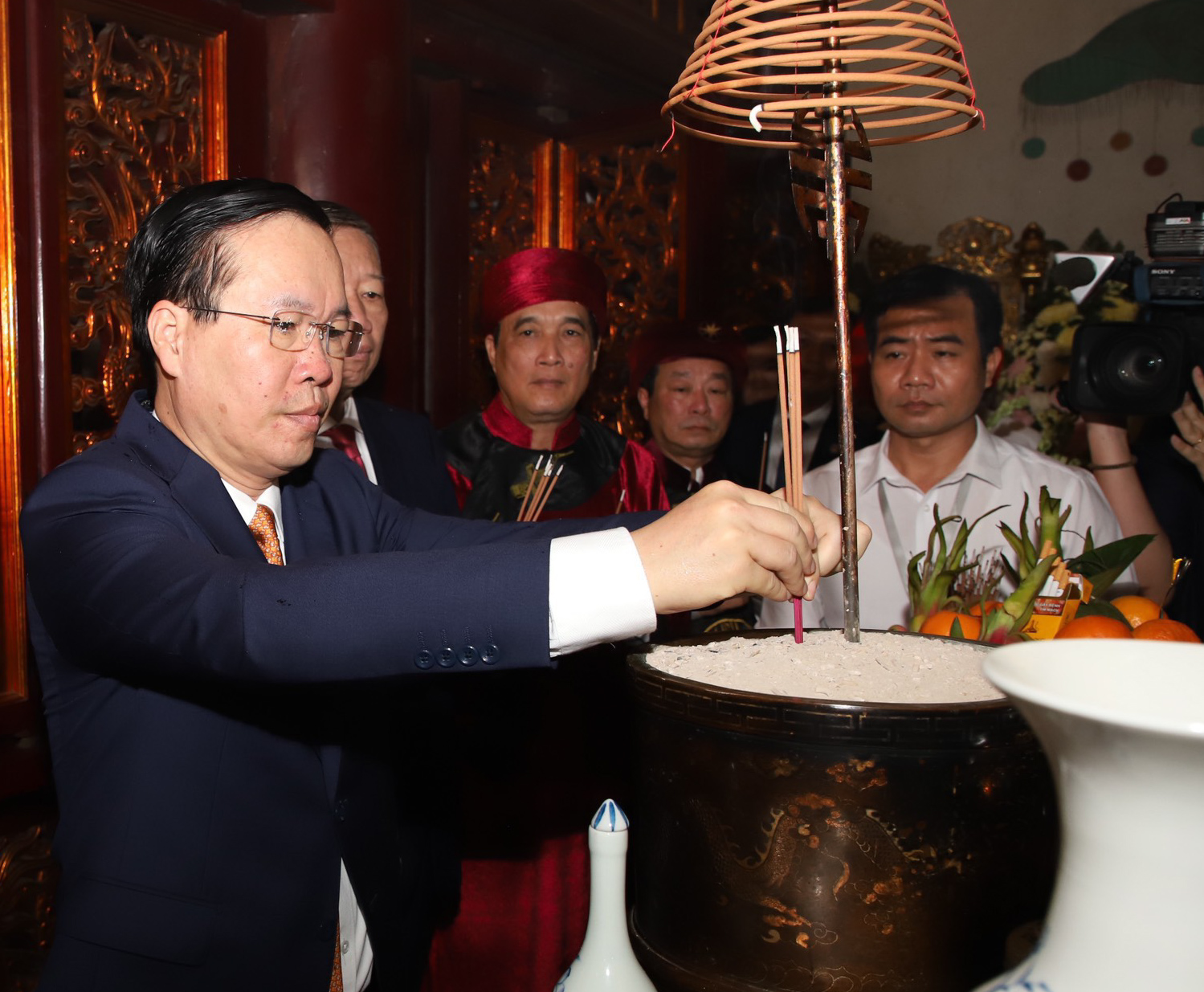 Chủ tịch nước Võ Văn Thưởng và lãnh đạo Đảng, Nhà nước dâng hương giỗ Tổ Hùng Vương 2023 - Ảnh 9.